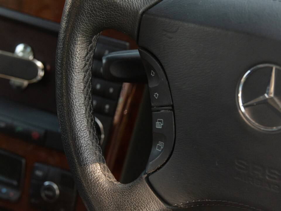 Image 33/50 of Mercedes-Benz CL 500 (2002)