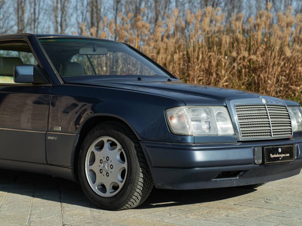 Immagine 9/50 di Mercedes-Benz 200 CE (1992)