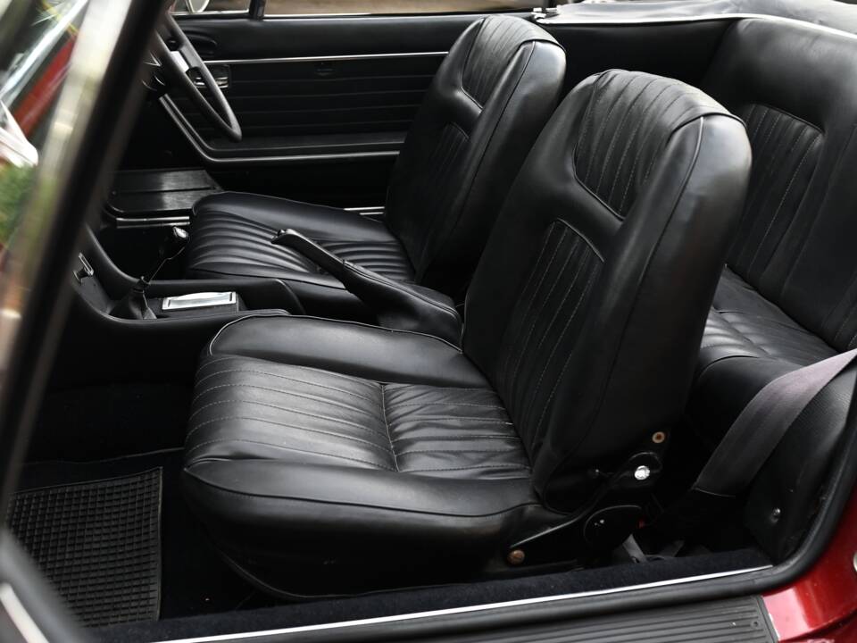 Image 18/26 of Peugeot 504 Convertible (1974)