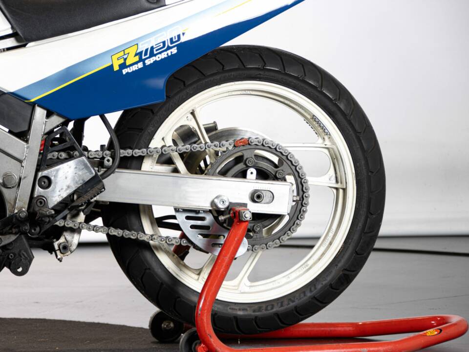 Image 14/50 of Yamaha FZ 750 (1986)