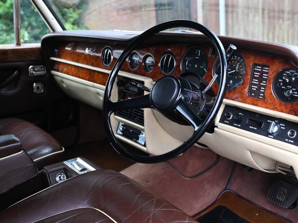 Image 3/20 de Rolls-Royce Silver Shadow II (1978)