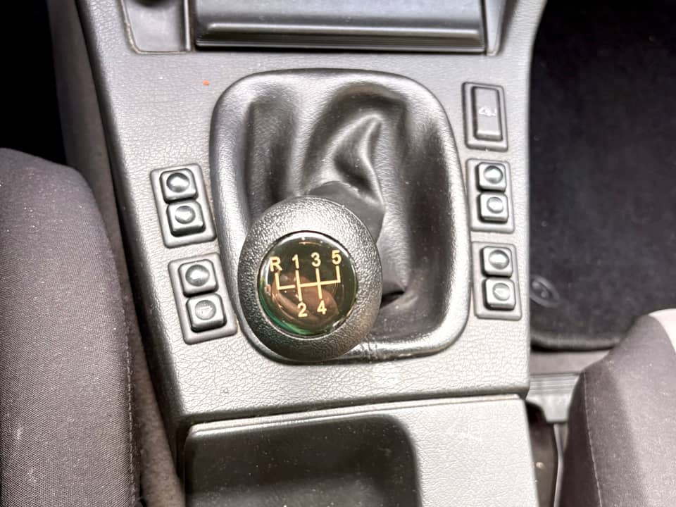 Immagine 32/75 di BMW 320i (1988)