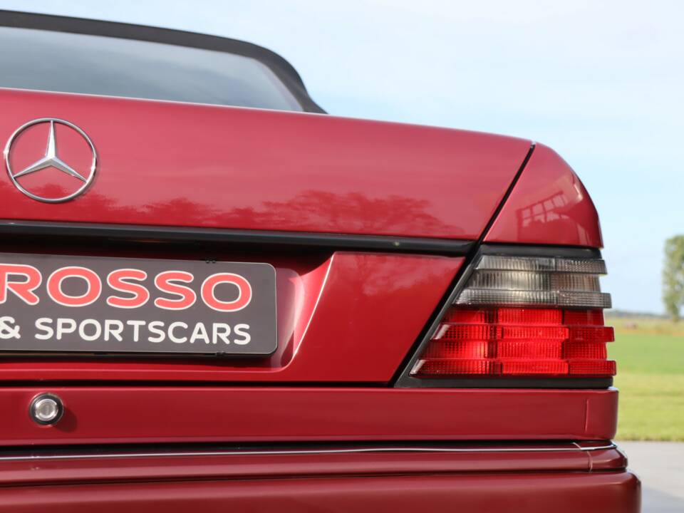Image 42/50 of Mercedes-Benz E 220 (1994)