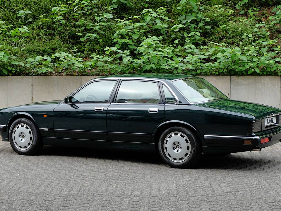 Image 14/77 de Jaguar XJ 40 (XJ-R) (1993)