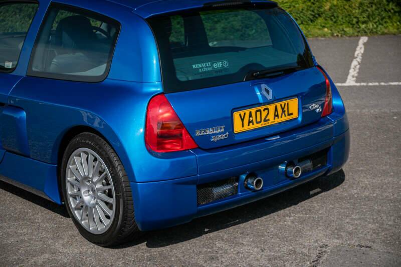 Image 8/34 of Renault Clio II V6 (2002)