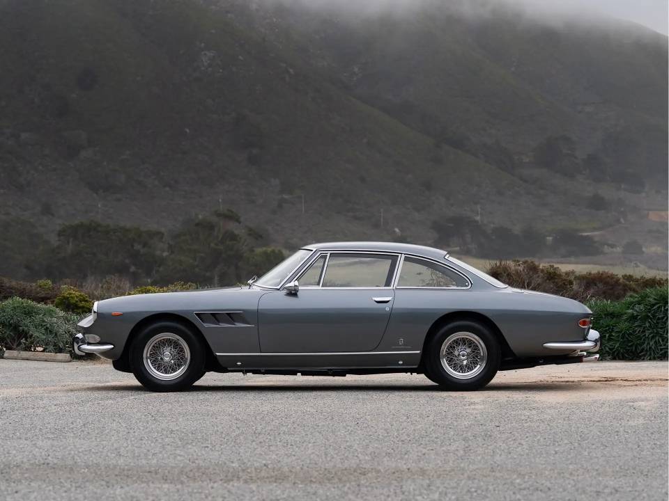 Image 18/38 de Ferrari 330 GT 2+2 (1966)