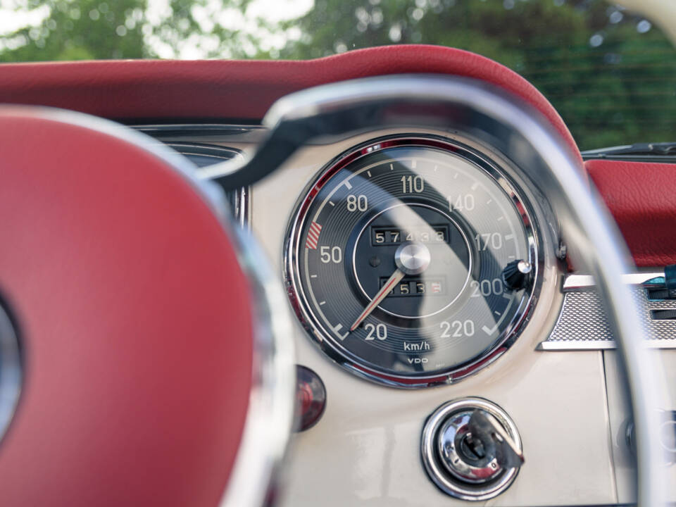 Image 46/60 of Mercedes-Benz 230 SL (1967)