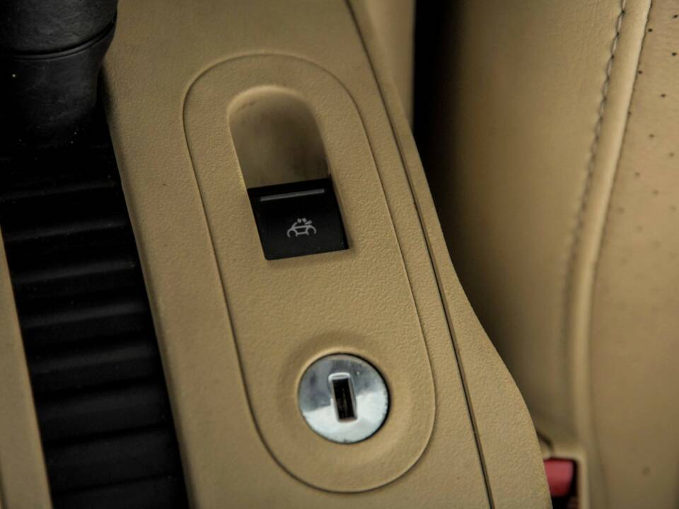Immagine 34/50 di Volkswagen New Beetle 1.6 (2004)