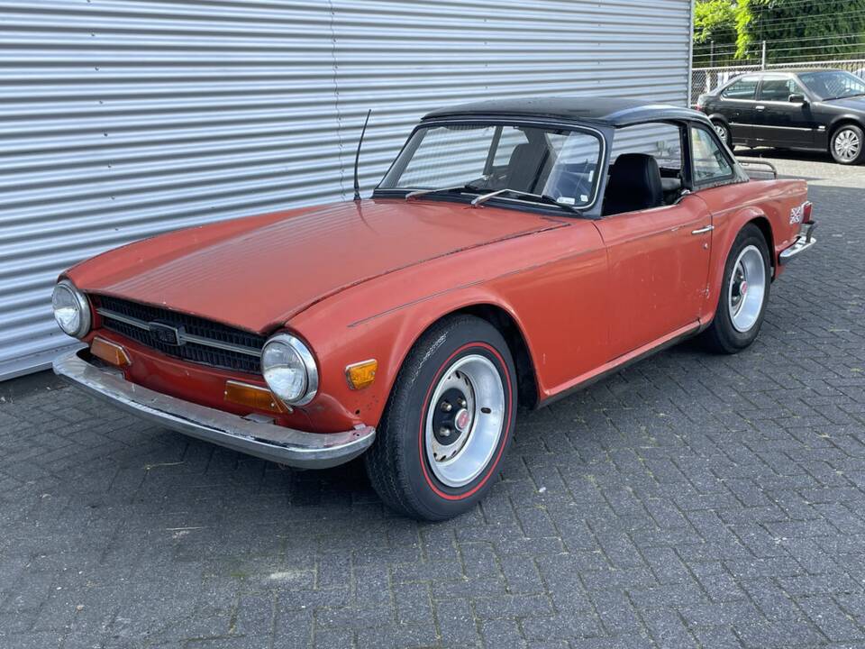 Image 4/8 of Triumph TR 6 (1971)