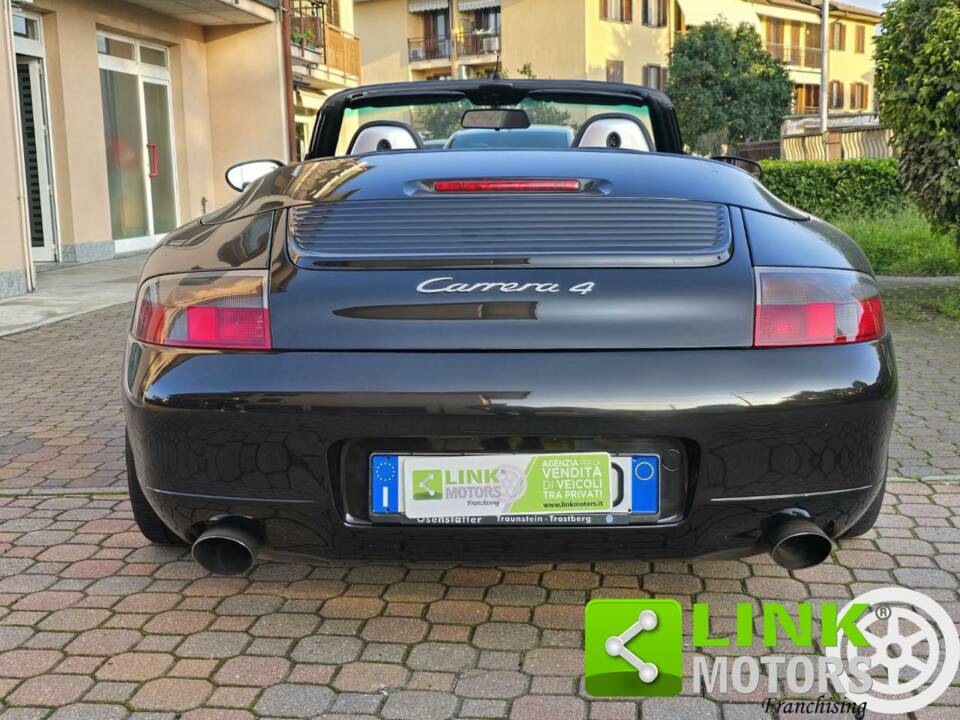 Image 2/10 of Porsche 911 Carrera 4 (2000)