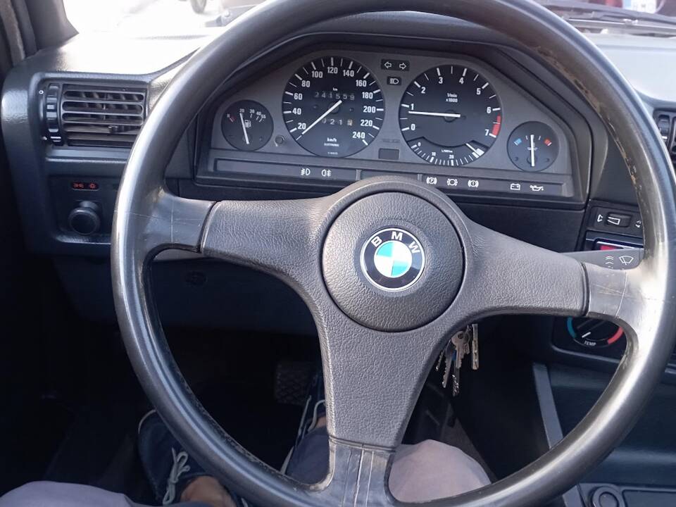 Image 17/51 of BMW 318i (1985)