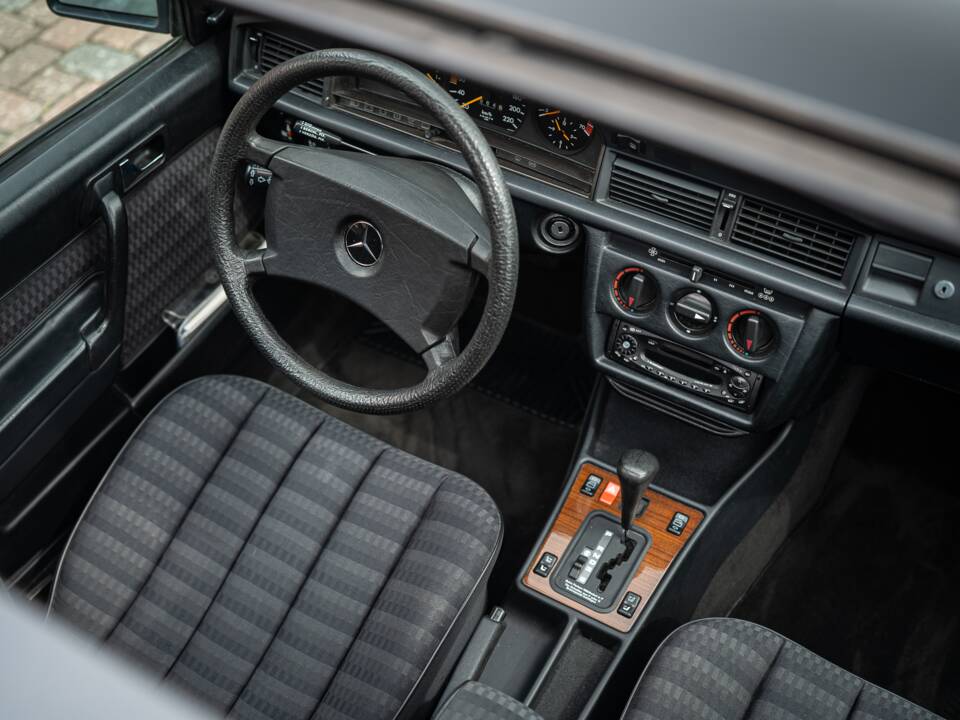 Bild 27/74 von Mercedes-Benz 190 E (1990)