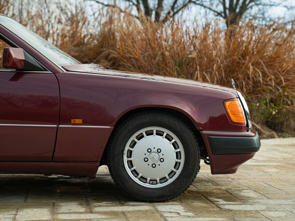 Immagine 10/50 di Mercedes-Benz 300 CE-24 (1991)