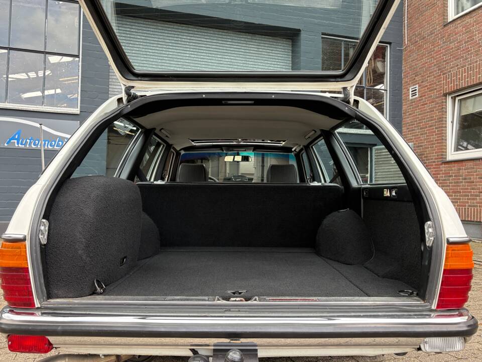 Image 28/66 of Mercedes-Benz 200 T (1984)