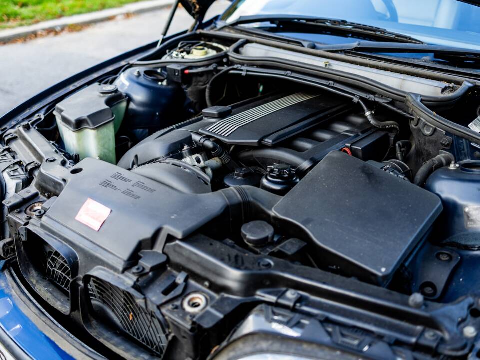 Image 23/38 of BMW 325i (2002)