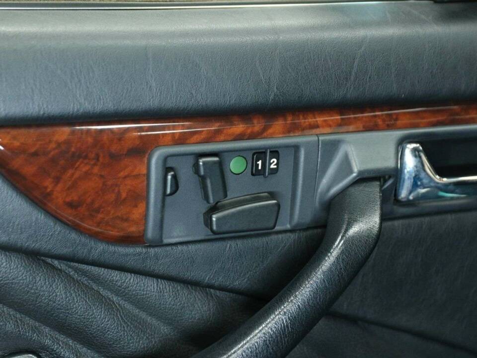 Immagine 11/50 di Mercedes-Benz 560 SEC (1990)