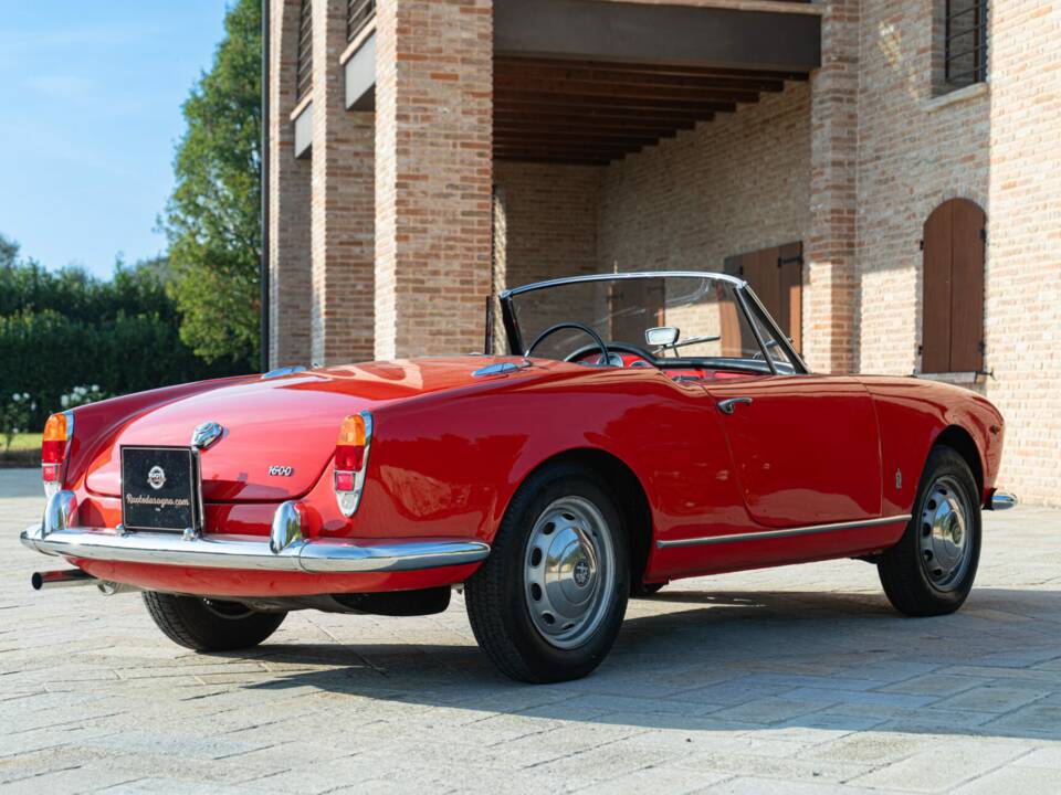 Image 11/50 of Alfa Romeo Giulia 1600 Spider (1964)