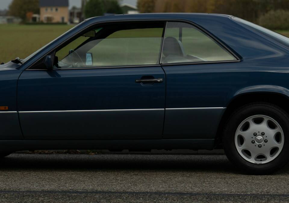 Bild 79/79 von Mercedes-Benz 200 CE (1993)