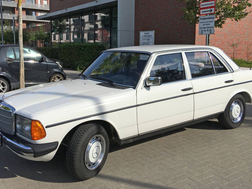 Image 1/13 of Mercedes-Benz 200 (1983)