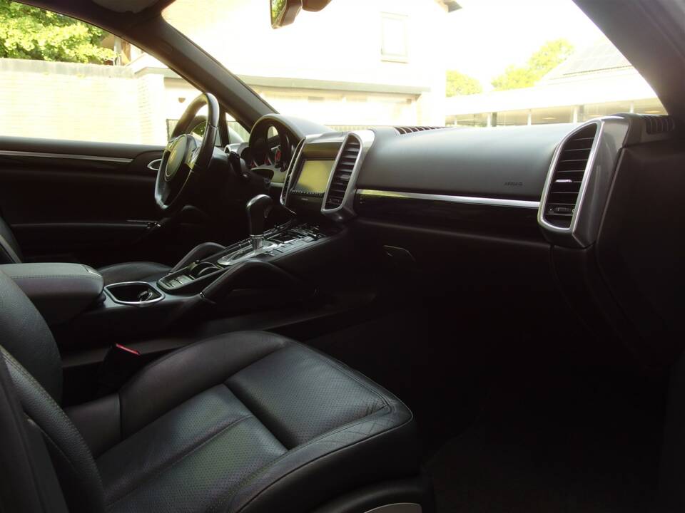 Image 50/98 of Porsche Cayenne S (2010)