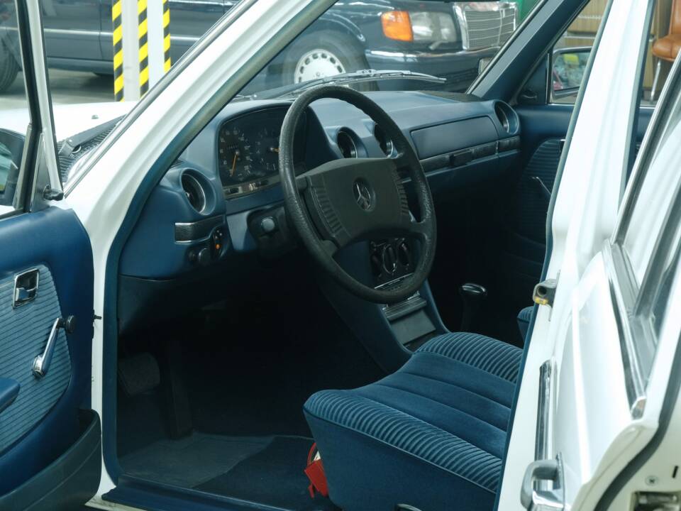 Bild 17/50 von Mercedes-Benz 230 (1977)