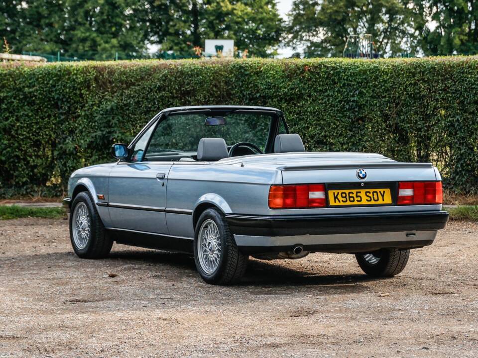 Immagine 3/28 di BMW 318i (1993)