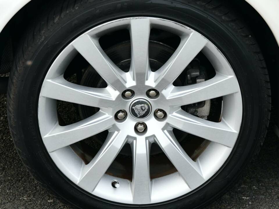 Image 17/50 of Jaguar XJ 8 4.2 (2008)