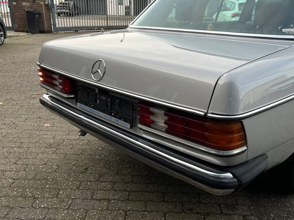 Bild 44/51 von Mercedes-Benz 300 D lang (1985)