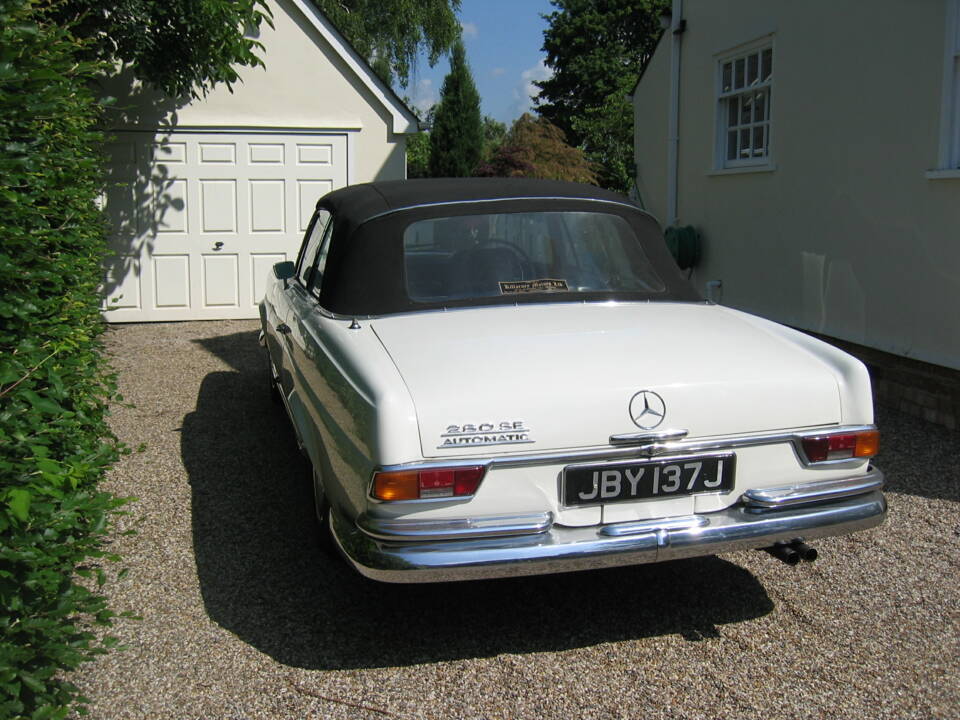 Image 3/4 of Mercedes-Benz 280 SE (1968)