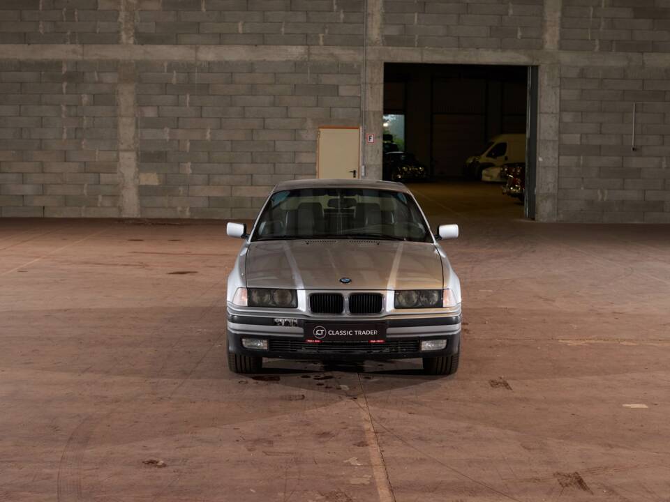 Immagine 13/27 di BMW 328i (1995)