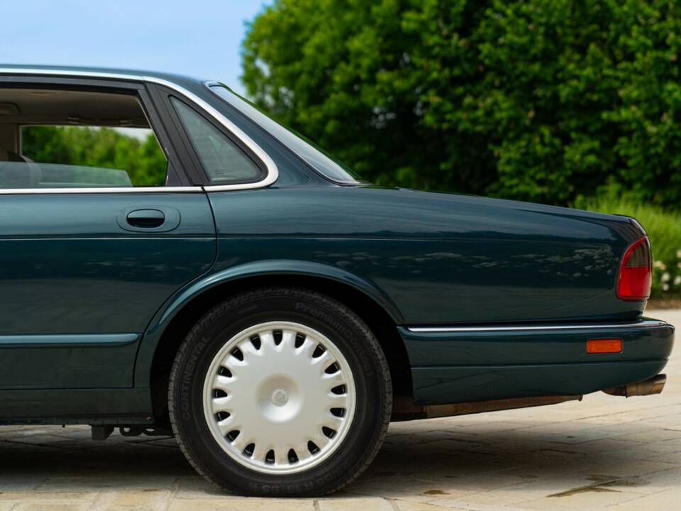 Image 16/50 of Jaguar XJ6 3.2 (1995)