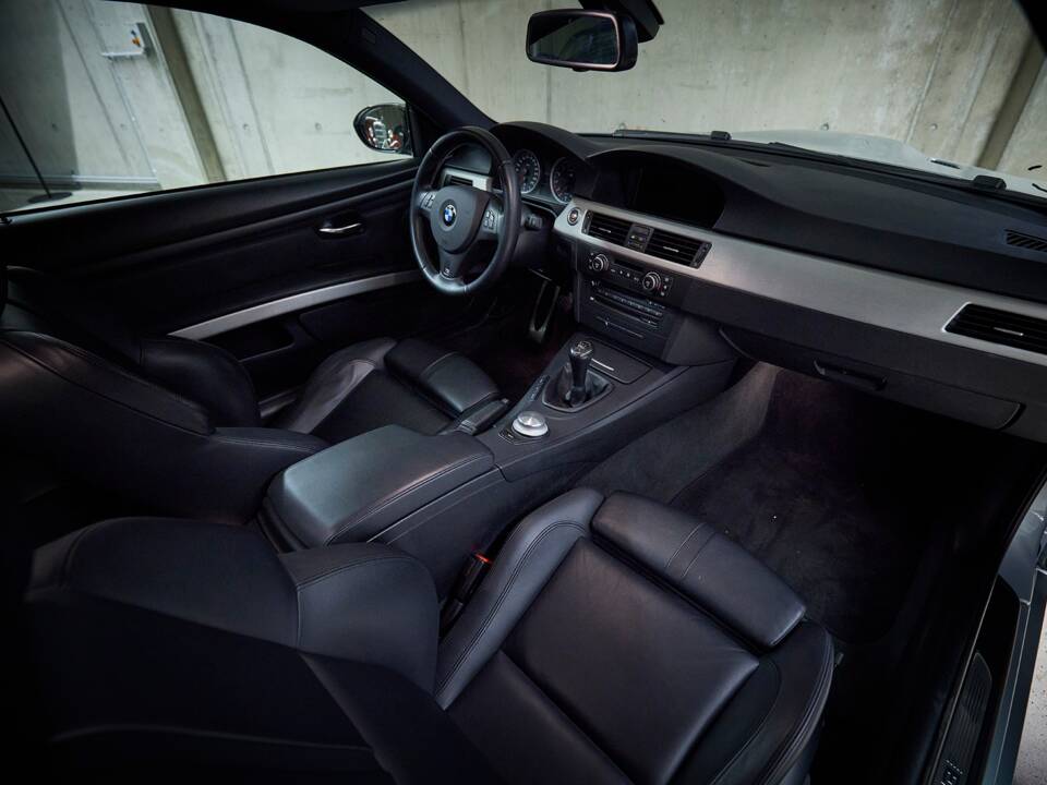 Image 74/100 of BMW M3 (2006)