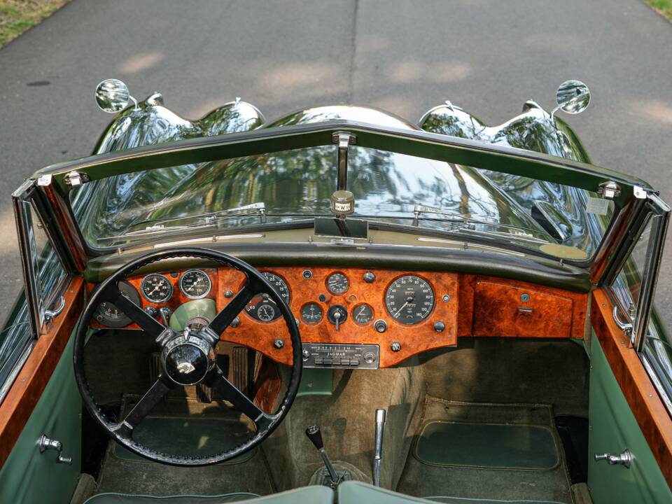 Image 18/50 of Jaguar XK 120 DHC (1953)