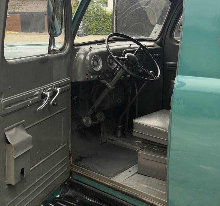 Image 2/8 of Ford F-3 Panel (1951)