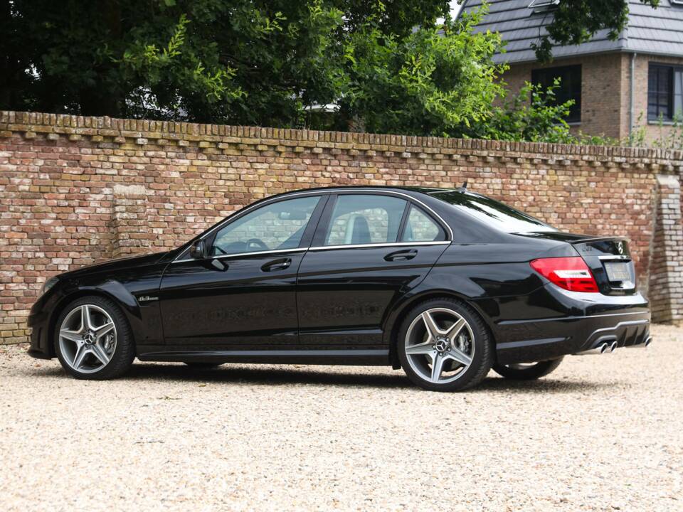 Image 37/50 of Mercedes-Benz C 63 AMG (2012)