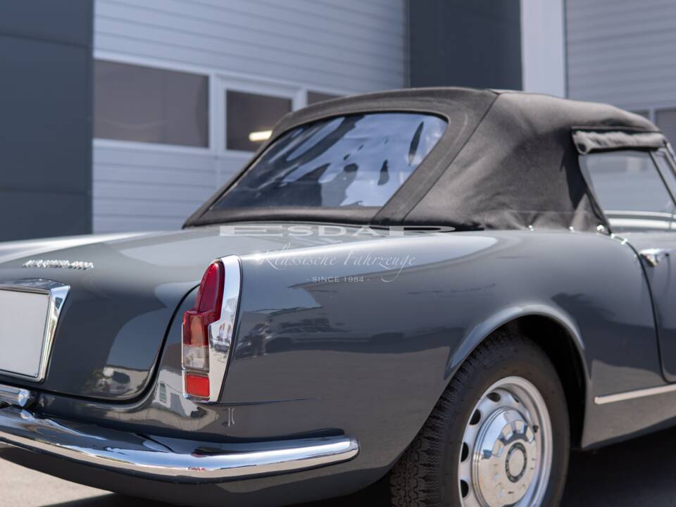 Image 16/31 of Alfa Romeo 2600 Spider (1963)
