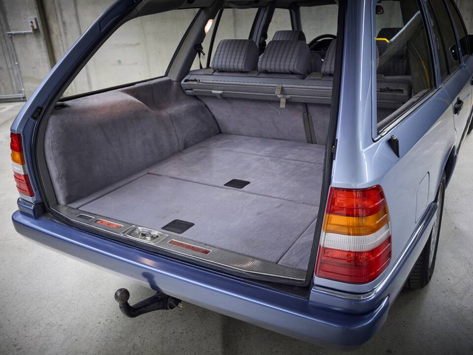 Image 70/100 of Mercedes-Benz 230 TE (1990)