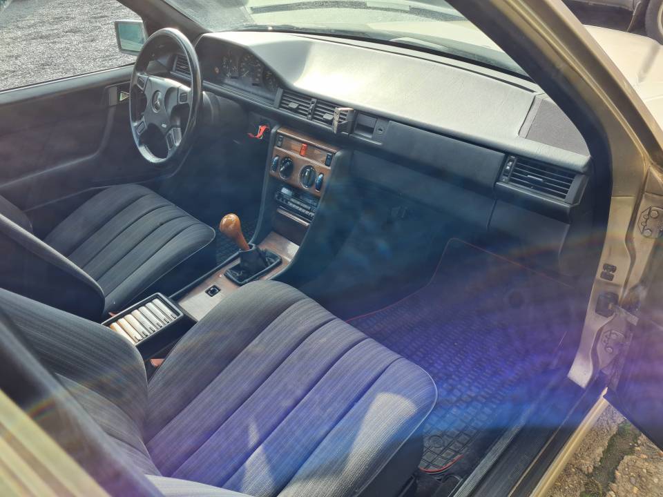 Bild 12/21 von Mercedes-Benz 300 E (1986)