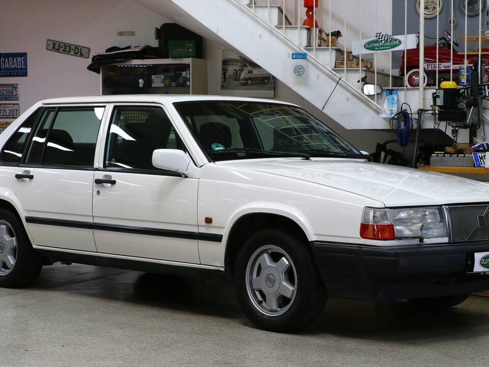 Image 4/34 of Volvo 940 2.3i (1991)