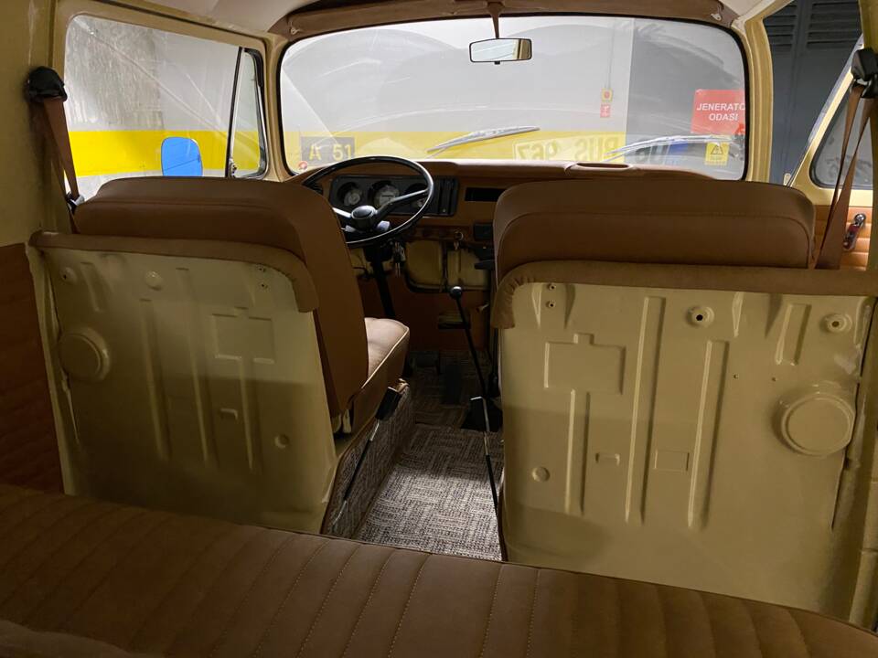 Image 8/9 of Volkswagen T2 Brasil Camper (1970)