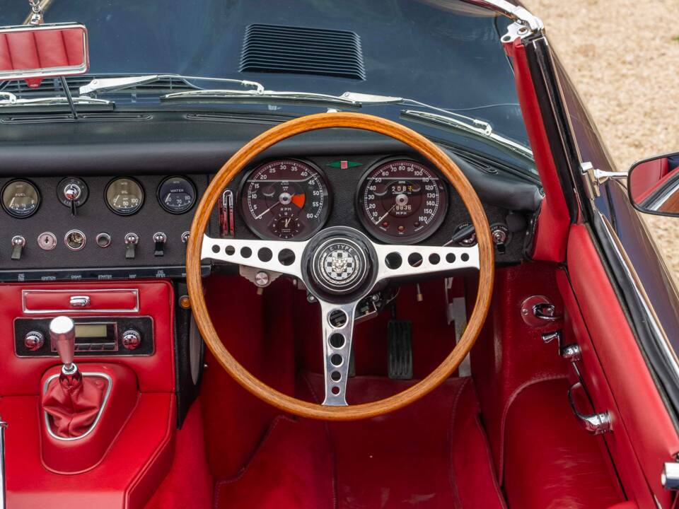 Image 17/27 of Jaguar Type E 4.2 (1965)