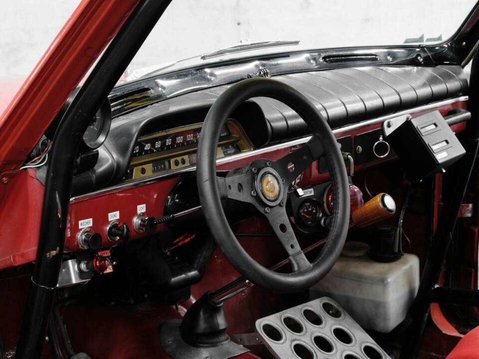 Image 7/41 of Volvo P 122 S (1966)