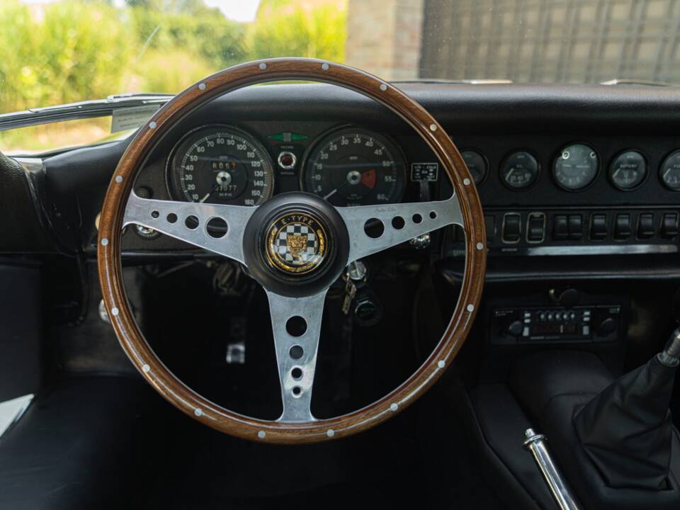 Image 49/50 de Jaguar E-Type (1968)