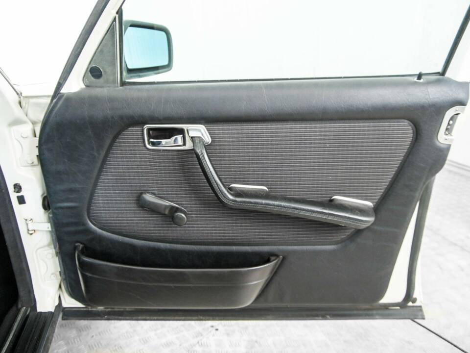 Image 28/50 of Mercedes-Benz 230 TE (1984)