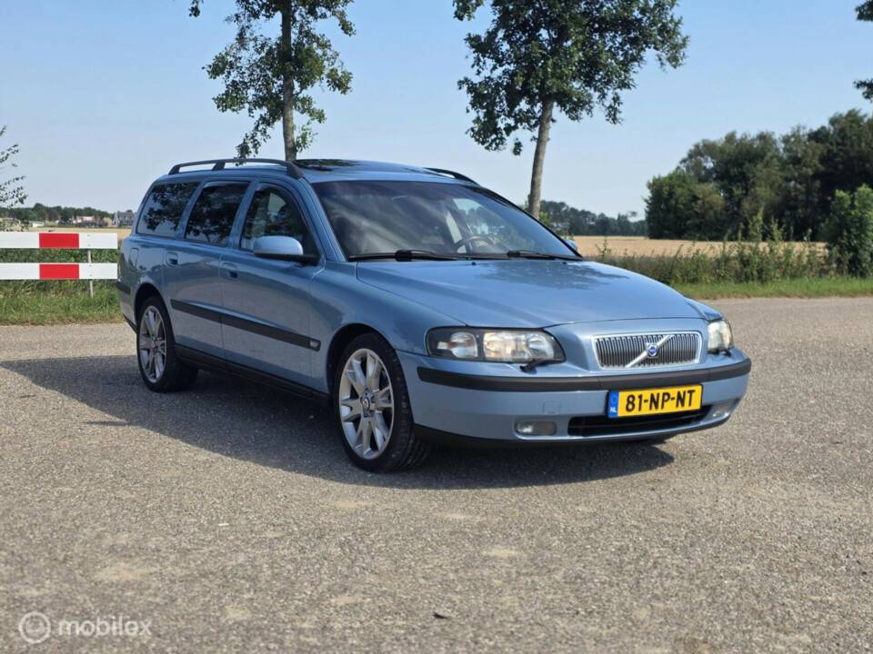 Image 5/40 of Volvo V 70 2.5T (2004)