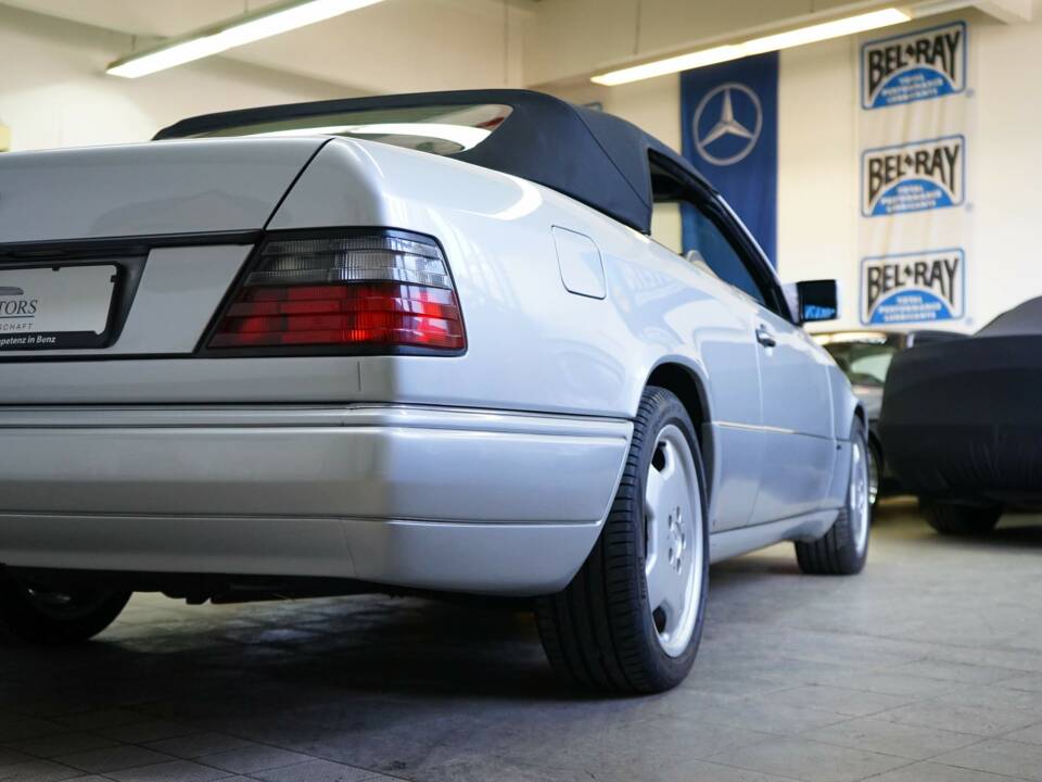 Bild 16/69 von Mercedes-Benz E 320 "Final Edition" (1997)