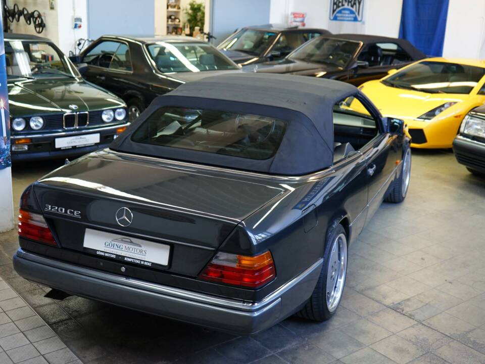 Immagine 26/30 di Mercedes-Benz 320 CE (1993)