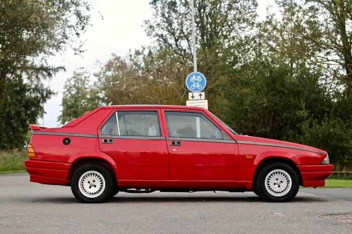 Image 5/7 de Alfa Romeo 75 1.8 (1988)