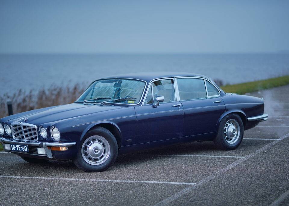 Image 16/26 de Jaguar XJ 6 L 4.2 (1976)