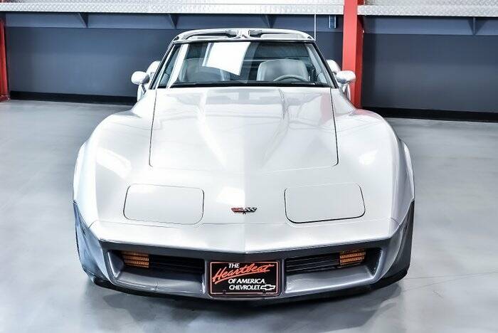 Image 2/7 of Chevrolet Corvette (1982)